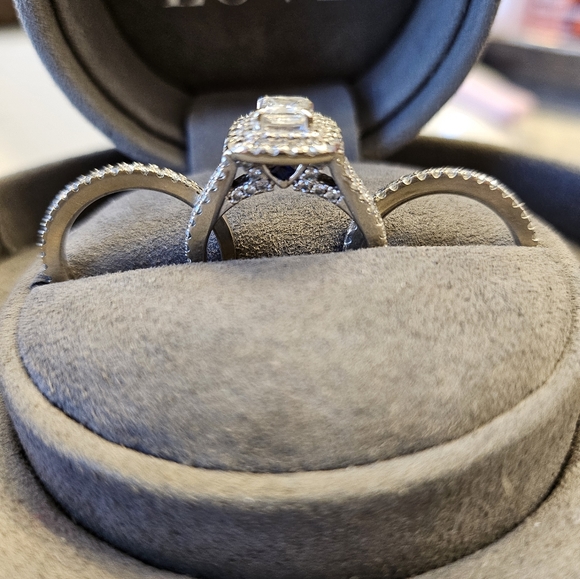 Vera Wang 1.45 total carat Engagement ring and two wedding bands .23 carats/each - Picture 9 of 10